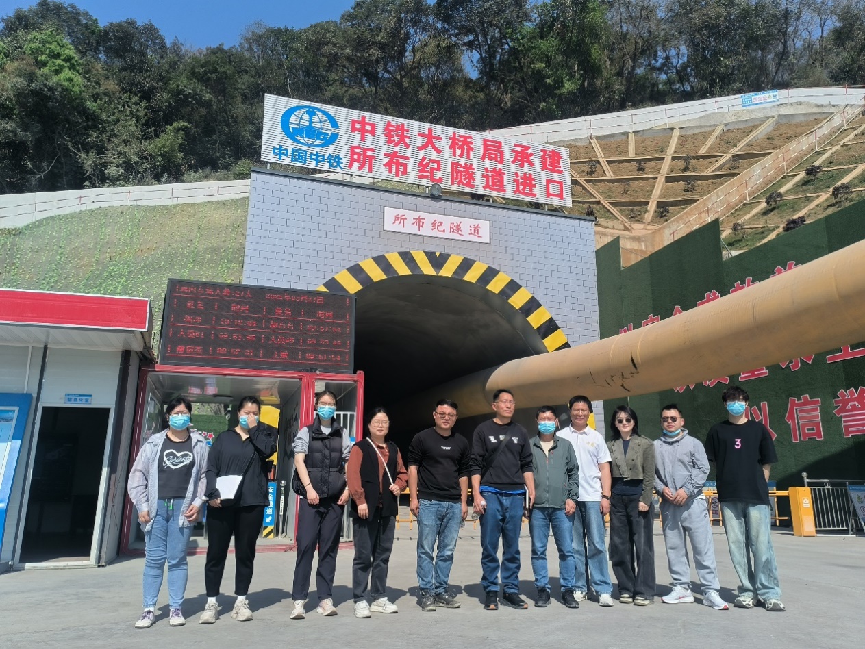 图1 课题组成员与合作公司人员实地合照